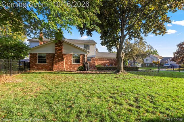 15562 N Royal Doulton Boulevard, Clinton Township, MI 48038