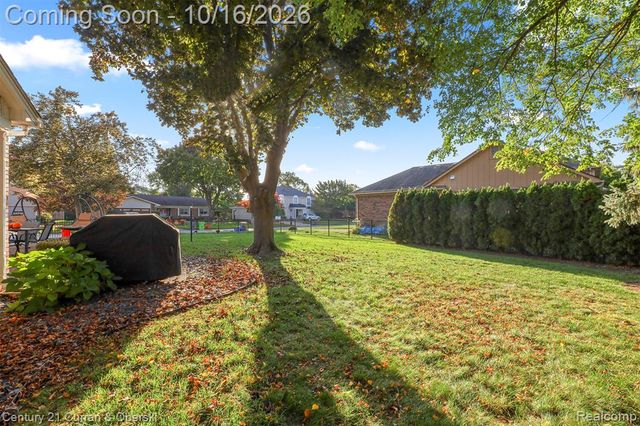 15562 N Royal Doulton Boulevard, Clinton Township, MI 48038