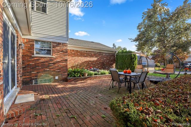 15562 N Royal Doulton Boulevard, Clinton Township, MI 48038