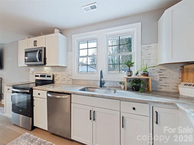 110 Ewart Drive, Hendersonville, NC 28739