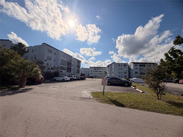 2850 Somerset Dr 208, Lauderdale Lakes, FL 33311