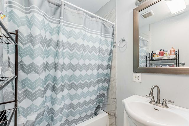 7549 S Saint Lawrence Avenue, Chicago, IL 60619