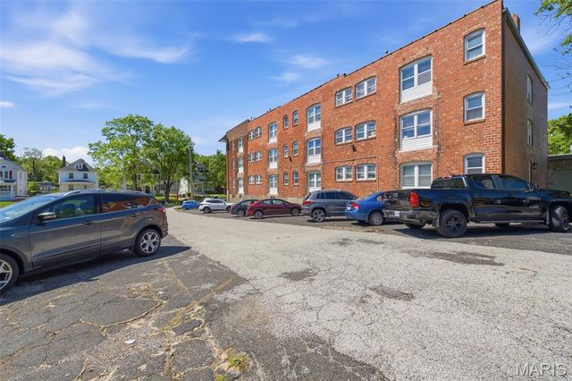 7389 Maple Avenue, Maplewood, MO 63143