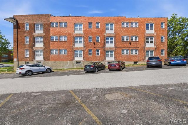 7389 Maple Avenue, Maplewood, MO 63143