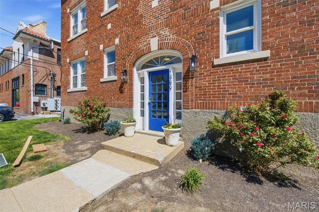 7389 Maple Avenue, Maplewood, MO 63143