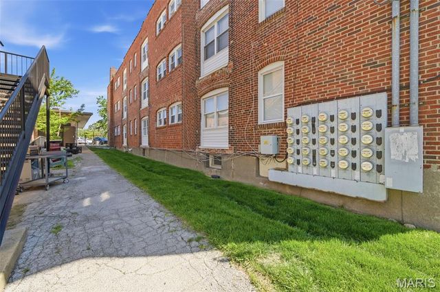 7389 Maple Avenue, Maplewood, MO 63143