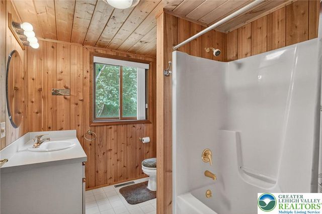 109 Lawrence Drive, Chestnuthill Twp, PA 18330
