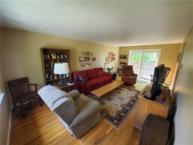 1338 S Side Ave, Spring Hill, PA 15212