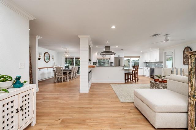 120 97TH AVENUE NE, St Petersburg, FL 33702