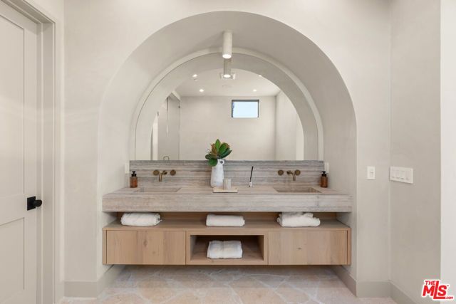 11748 La Maida Street, Valley Village, CA 91607