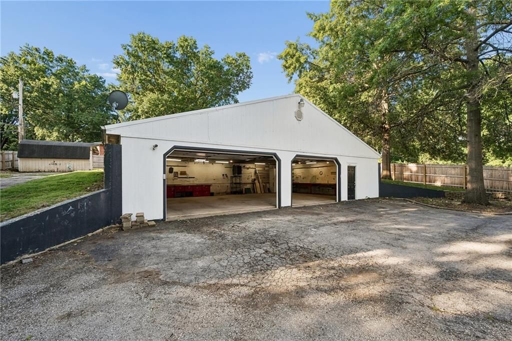 14601 E 39th Street S, Independence, MO 64055