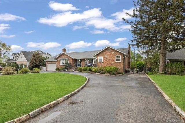 11 Beaver Drive, Bayville, NY 11709