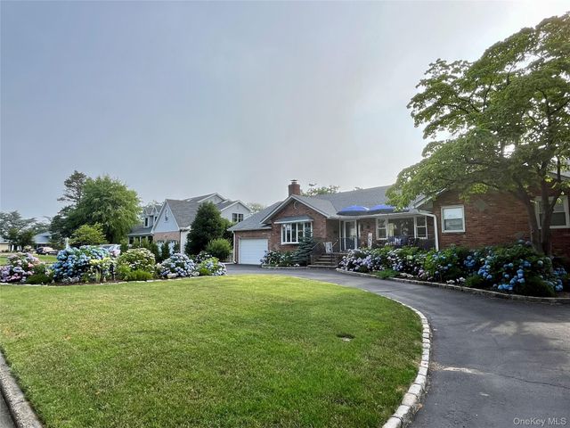 11 Beaver Drive, Bayville, NY 11709