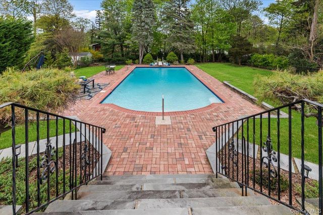 11 Beaver Drive, Bayville, NY 11709