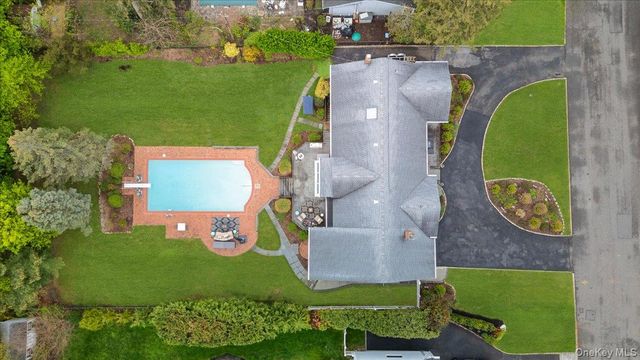 11 Beaver Drive, Bayville, NY 11709