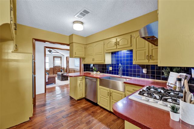 1104 Mayleaf Drive, Irving, TX 75060