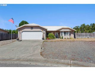 1066 PIRATES Ct, Coos Bay, OR 97420