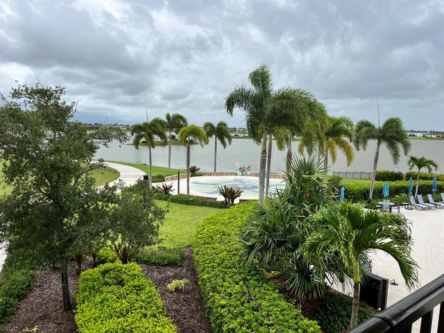 686 Hookline Circle, Loxahatchee, FL 33470