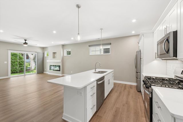 1933 W Woodglen Circle, Valparaiso, IN 46383