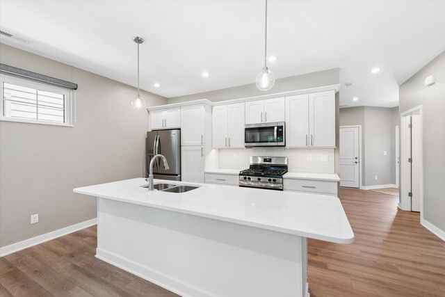 1933 W Woodglen Circle, Valparaiso, IN 46383