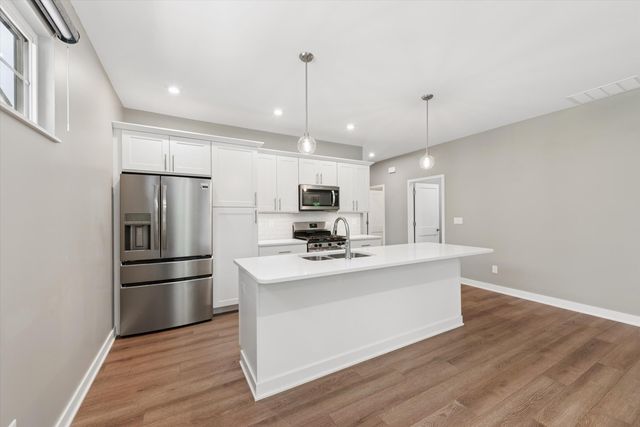 1933 W Woodglen Circle, Valparaiso, IN 46383