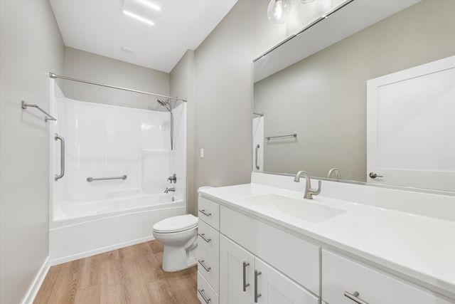 1933 W Woodglen Circle, Valparaiso, IN 46383