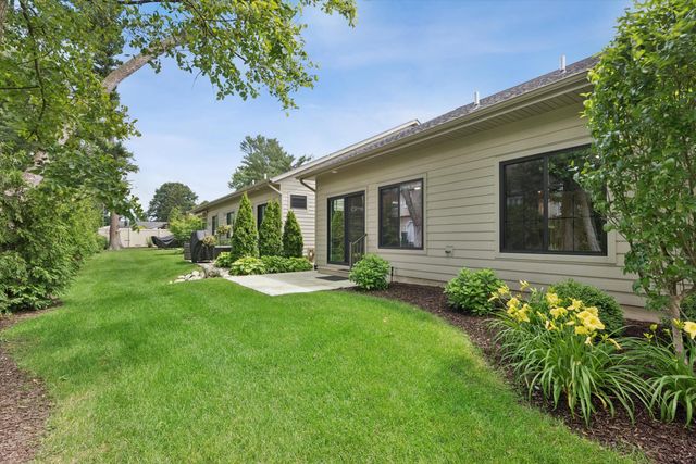 1933 W Woodglen Circle, Valparaiso, IN 46383