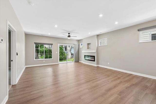 1933 W Woodglen Circle, Valparaiso, IN 46383