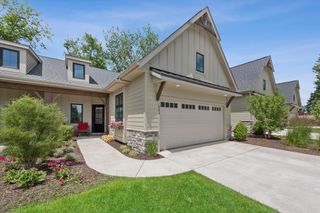 1933 W Woodglen Circle, Valparaiso, IN 46383
