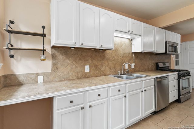 189 National, Universal City, TX 78148