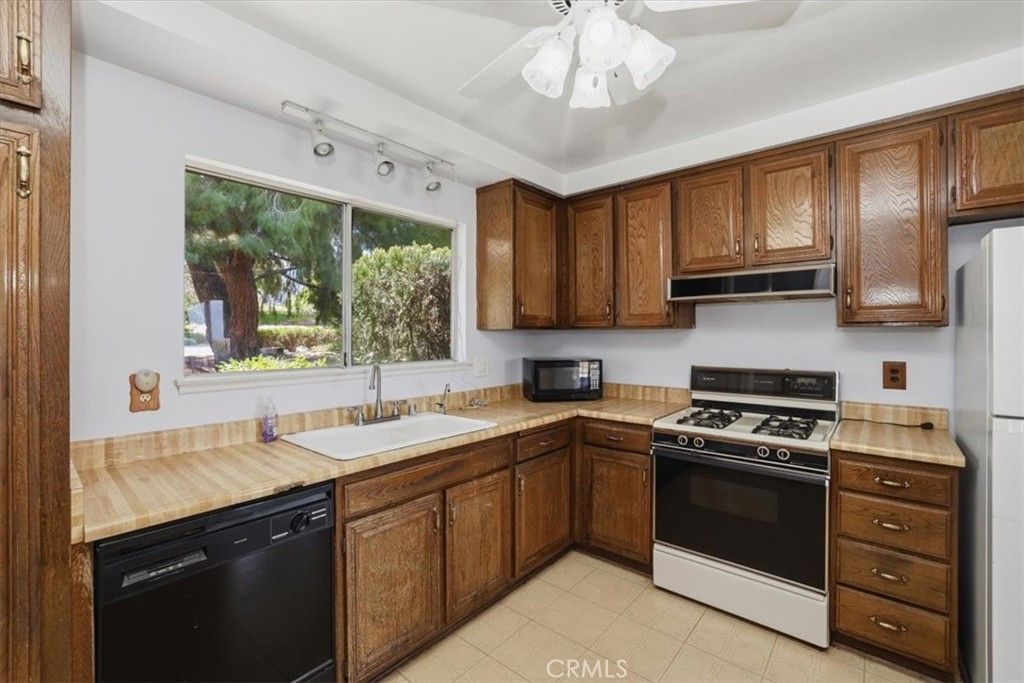 Image 18 of property listing at 817 W Ontario, Corona, CA 92882