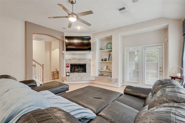 709 Creek Walk Place, Arlington, TX 76015