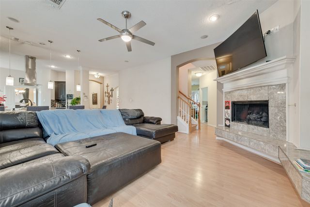 709 Creek Walk Place, Arlington, TX 76015