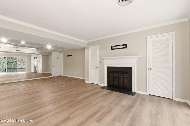 410 Mockingbird Valley Rd 4, Louisville, KY 40207