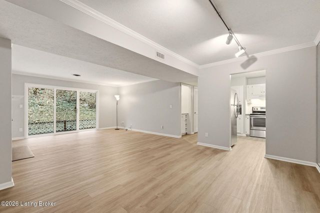 410 Mockingbird Valley Rd 4, Louisville, KY 40207