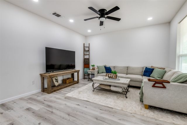 126 Little Feather Road, Mabank, TX 75156