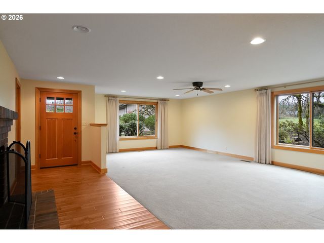 16695 DANCING FOX Ln Ne, Silverton, OR 97381