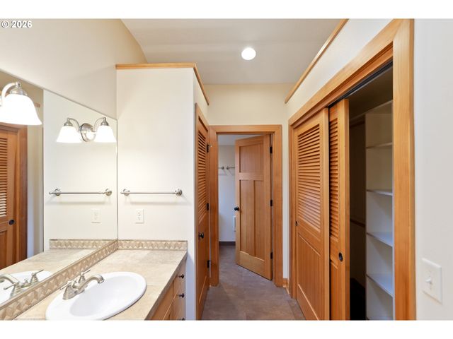 16695 DANCING FOX Ln Ne, Silverton, OR 97381