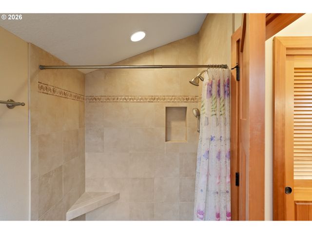 16695 DANCING FOX Ln Ne, Silverton, OR 97381