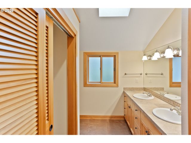 16695 DANCING FOX Ln Ne, Silverton, OR 97381