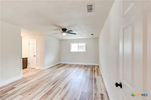 905 S Roy Reynolds Drive, Harker Heights, TX 76548