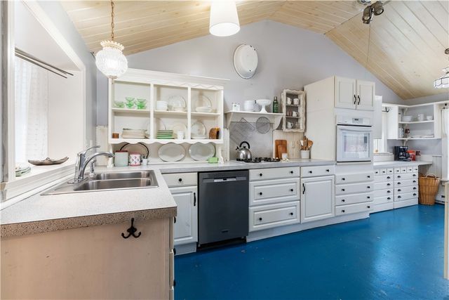 30 Loring Road, Bristol, RI 02809