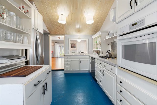 30 Loring Road, Bristol, RI 02809