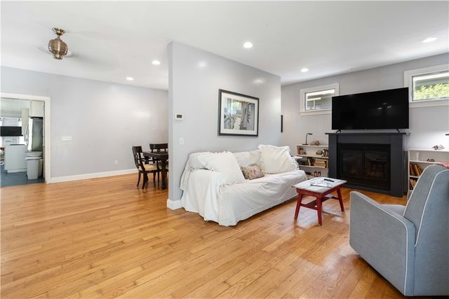 30 Loring Road, Bristol, RI 02809
