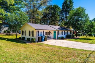 1378 8th Street NW, Hickory, NC 28601