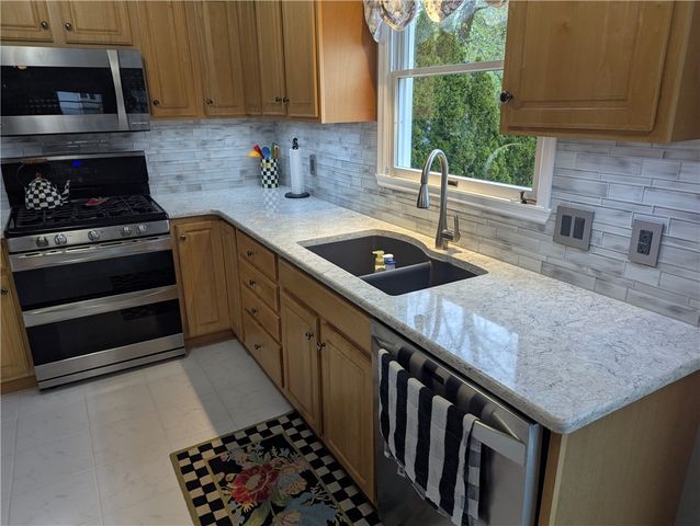611 Cardile Drive, Webster, NY 14580