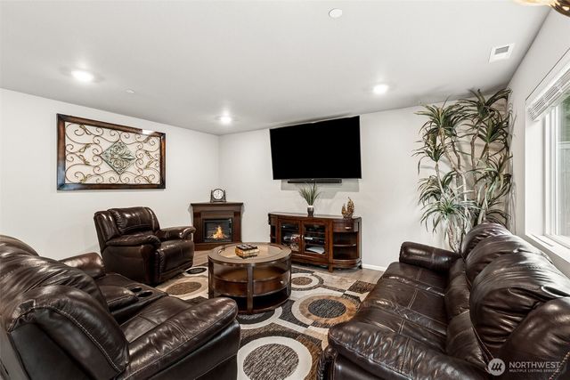 1110 Swan Loop, Dupont, WA 98327