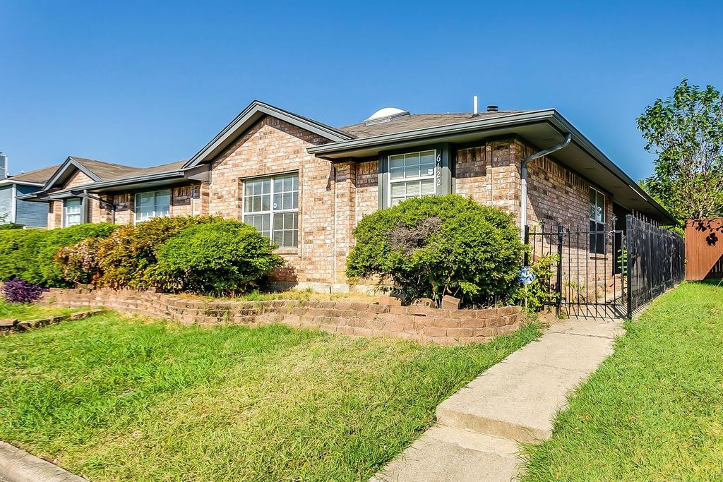 6422 Valleybrooke Court, Arlington, TX 76001