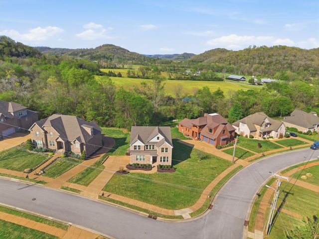 600 Cherry Grove Pt, Whites Creek, TN 37189