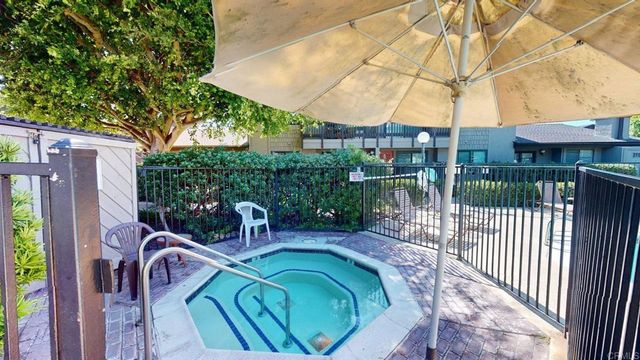 8340 Via Sonoma F, La Jolla, CA 92037